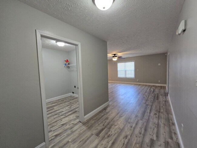 Building Photo - 362 Broad Dr