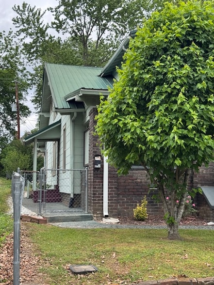 Building Photo - 2531 Woodbine Ave