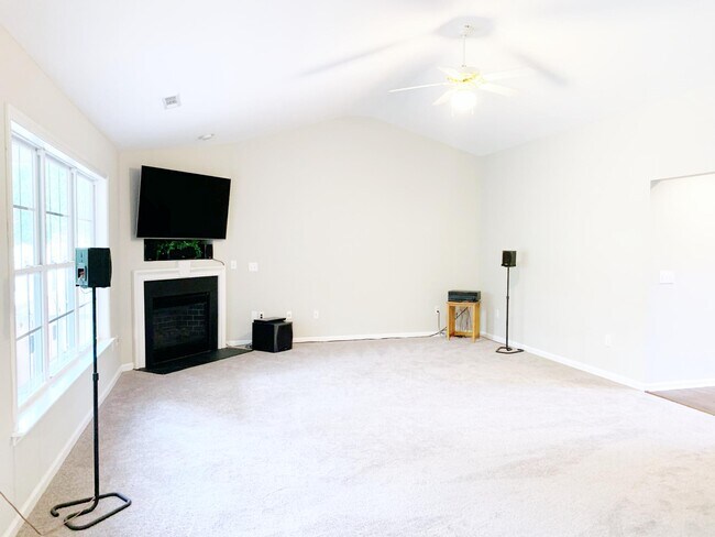 Building Photo - 105 Crown Empire Ct