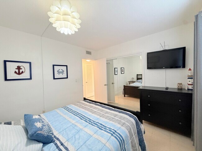 Building Photo - 470 Paradise Isle Blvd