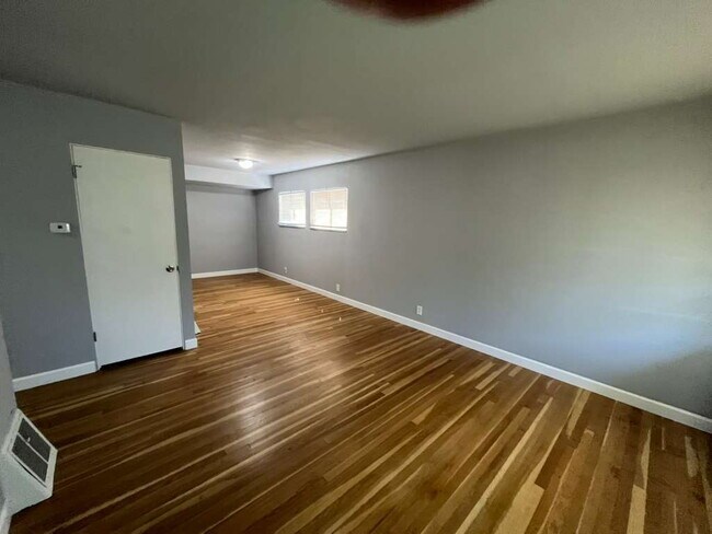 Building Photo - 10556 Spring Garden Dr