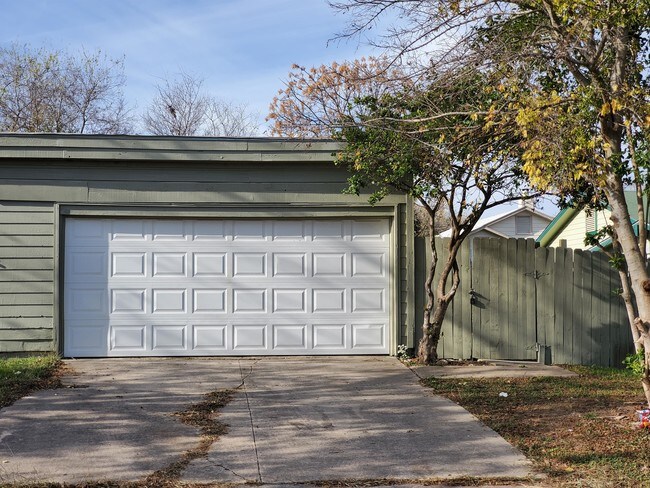 Building Photo - 7906 Falcon Ridge Dr