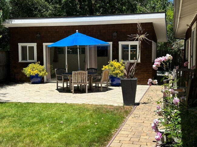 Building Photo - 15 Martin Ln