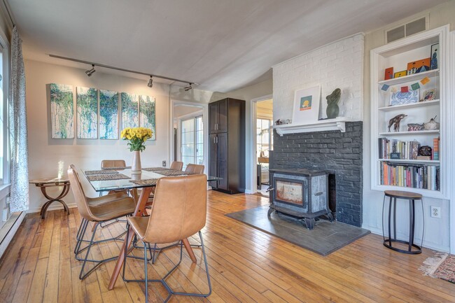 Building Photo - Spacious Home with Cozy Courtyard in Black...