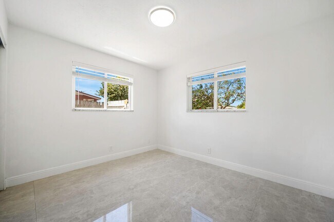Building Photo - 2100 N Seacrest Blvd