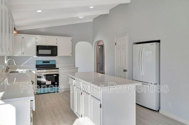 Building Photo - 16303 Avenida Florencia