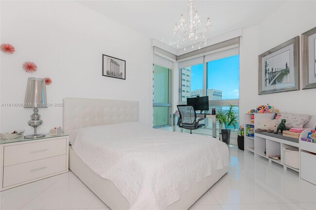 Building Photo - 300 S Biscayne Blvd