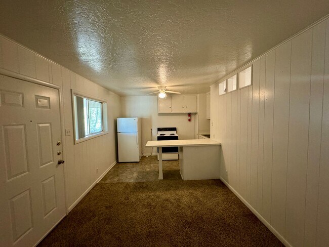 Building Photo - Spartanly Furnished Apartment 5 Miles to S...