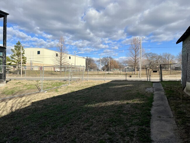 Building Photo - 904 N Peoria Ave