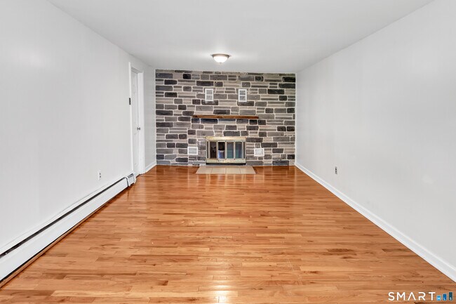 Building Photo - 7 Richards Ln