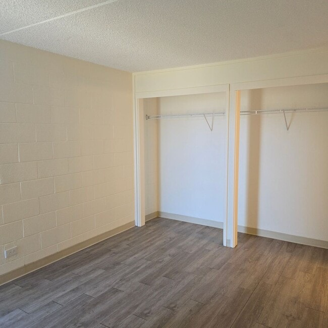 Building Photo - Freshly Painted 2 Bedroom Harbor Lights Co...
