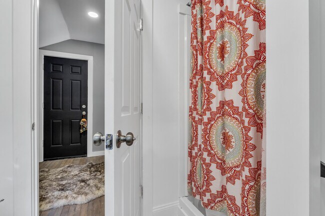 Building Photo - 32 Twin Bridge Rd