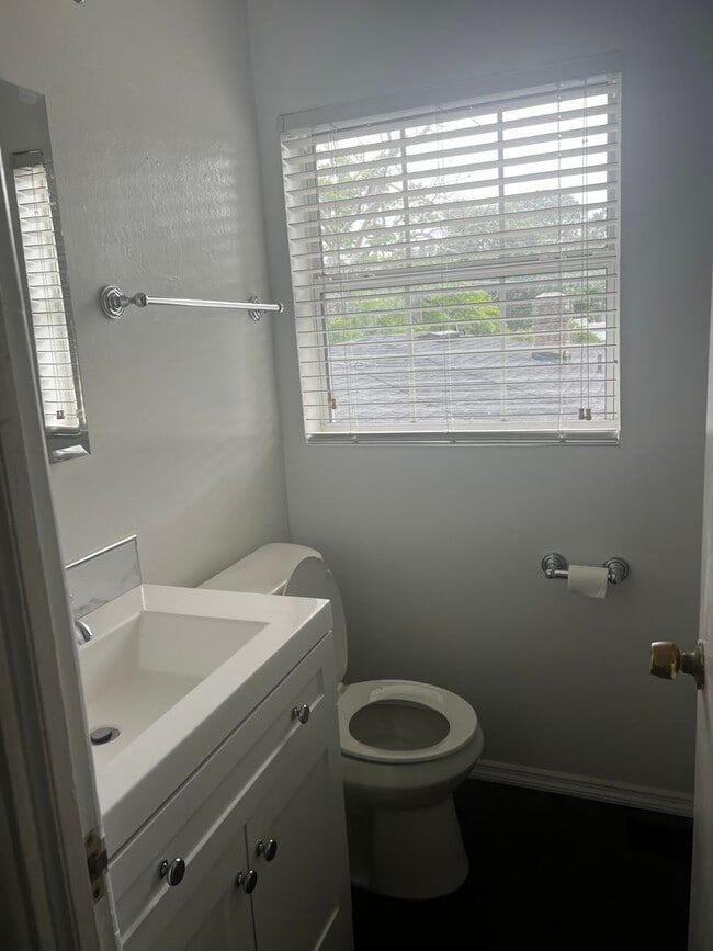 Building Photo - Delaney Park Apartment