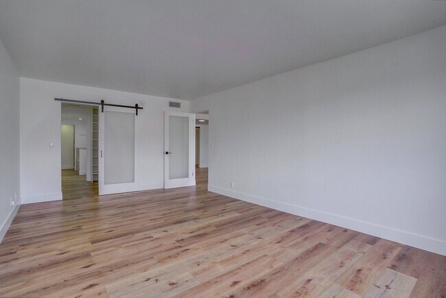 Building Photo - 435 N Oakhurst Dr