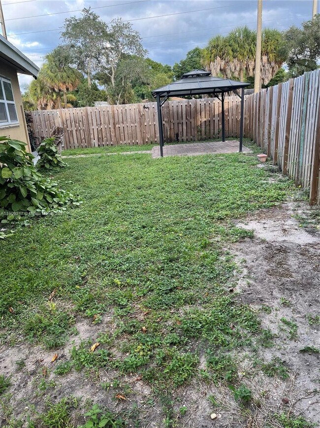 Building Photo - 1625 NW 9th Ave