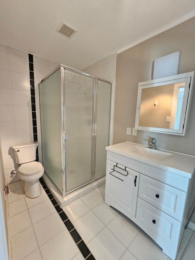 Building Photo - 2 Bedroom 2 Bathroom fully electric house ...