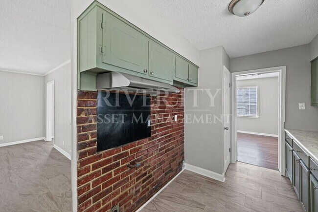 Building Photo - Renovated Gem! This 4-bed, 1.5-bath home!!!!! Section 8 Welcomed!!!!