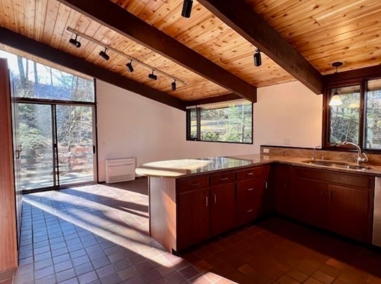 Building Photo - 12 White Pine Ln