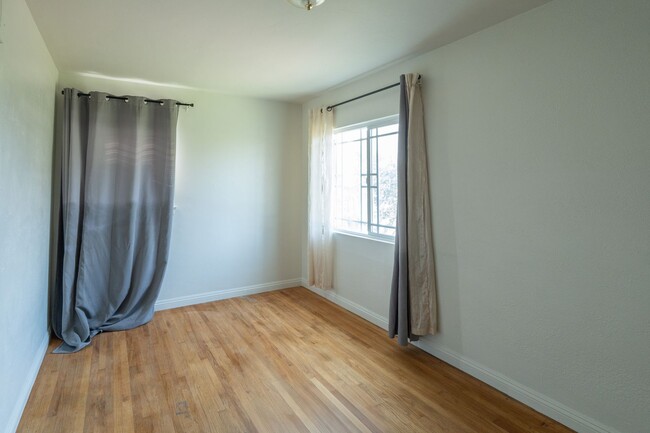 Building Photo - 4452Cogs