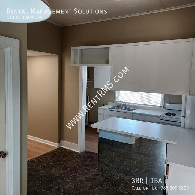 Building Photo - 413 NE Twiss Ave