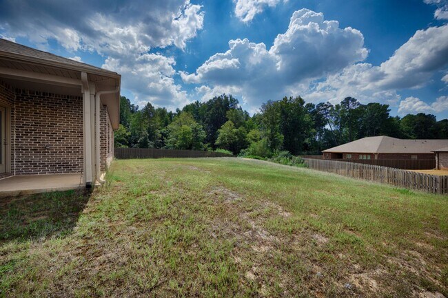 Building Photo - 102 High Leaf Dr