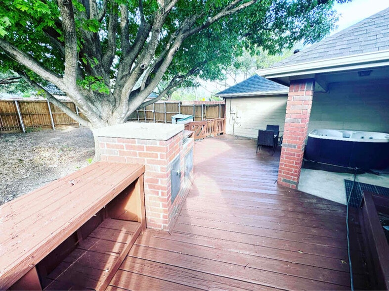 Building Photo - 9360 Sunset Dr