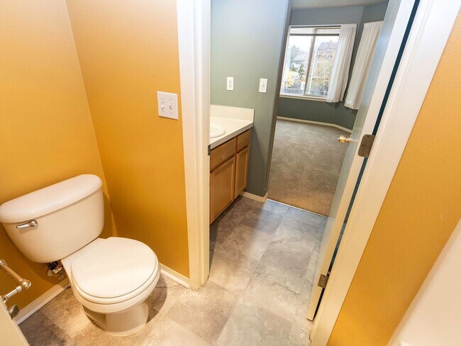 Building Photo - Bright & Spacious 2-Bedroom End Unit Townh...