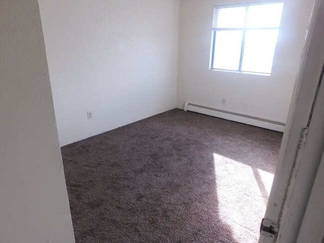 Building Photo - 2 Bed 1 Bath Apartment Centrally Located i...