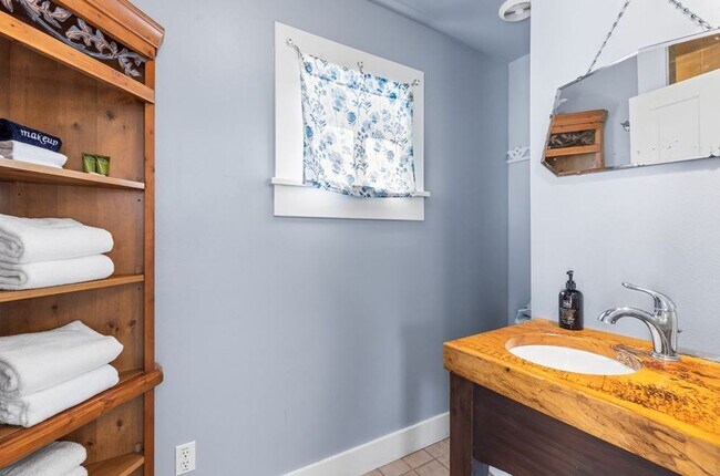 Building Photo - FOR LEASE!! Fully furnished!