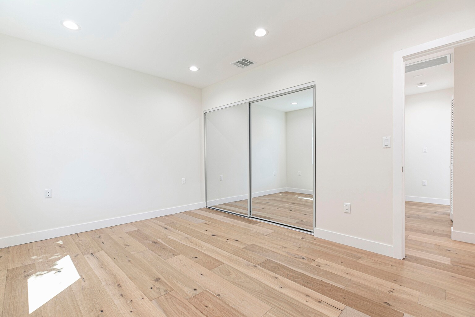 Building Photo - 10446 Woodley Ave