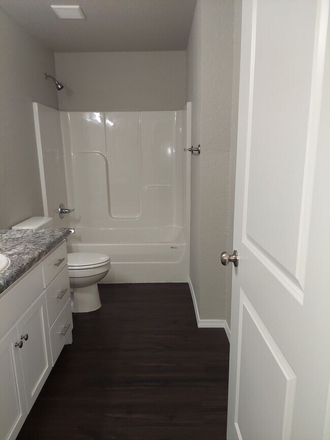 Building Photo - Beautiful 3 Bedroom Townhome in Alma!! *Move in Special*