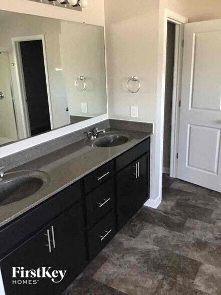 Building Photo - 1727 Declaration Dr W