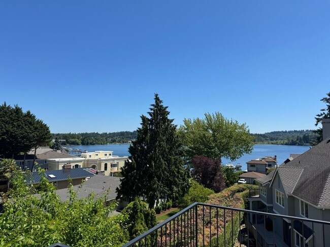 Building Photo - 4bd/4ba Kirkland House