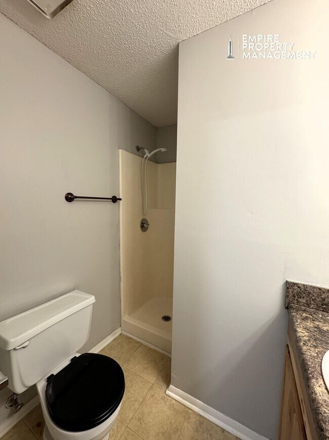Building Photo - Move In Special: 1/2 Off 1st Month's Rent!!