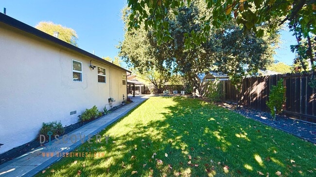 Building Photo - Your Ideal Modern Retreat with Enclosed Yard