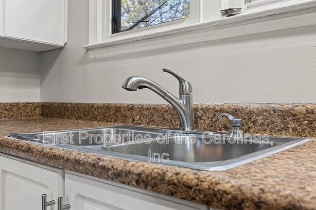 Building Photo - 1127 W 5th Ave