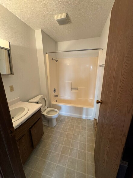 Building Photo - 301 Bernice St