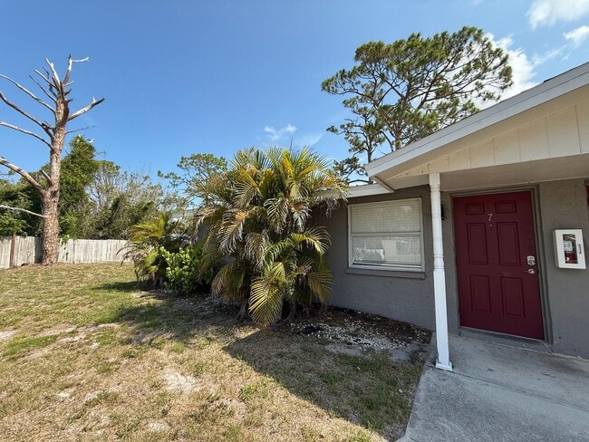 Building Photo - 2 Bedroom 1 Bath Duplex with Washer/Dryer!...