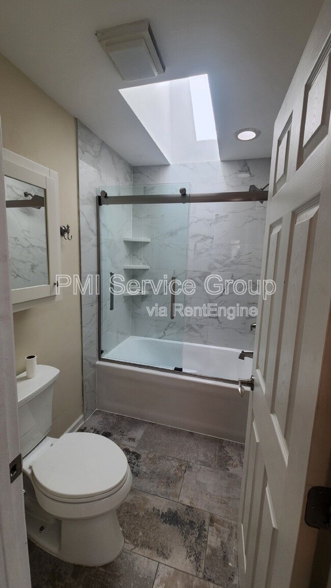 Building Photo - 985 West Ct