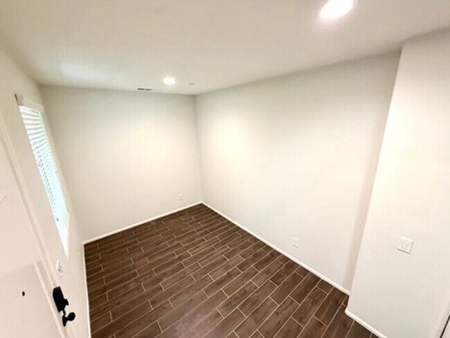 Building Photo - Luxury Townhome for Lease in Rancho Cucamonga