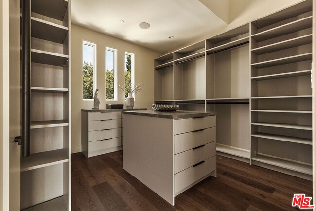 Building Photo - 16838 Oak View Dr