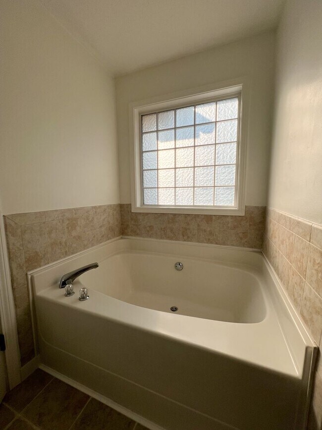 Building Photo - Beautiful Single-Family Home! Bonus Room, ...