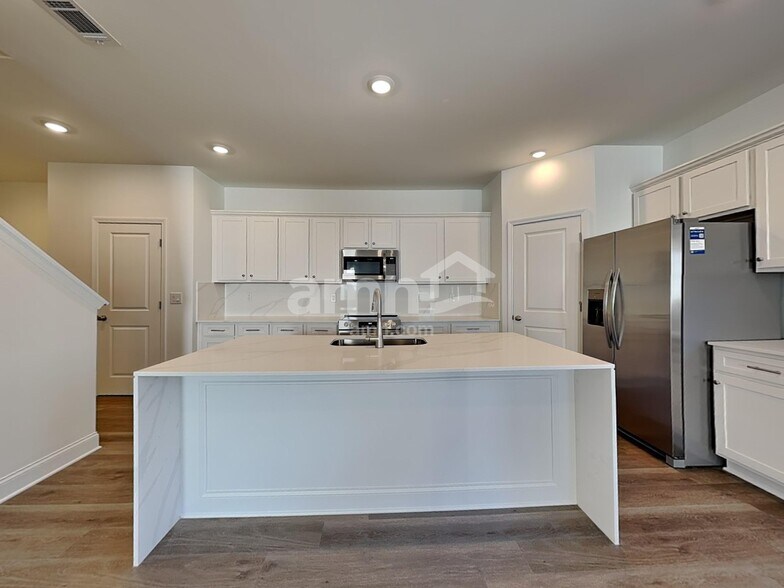 Building Photo - 510 Pointe Dr