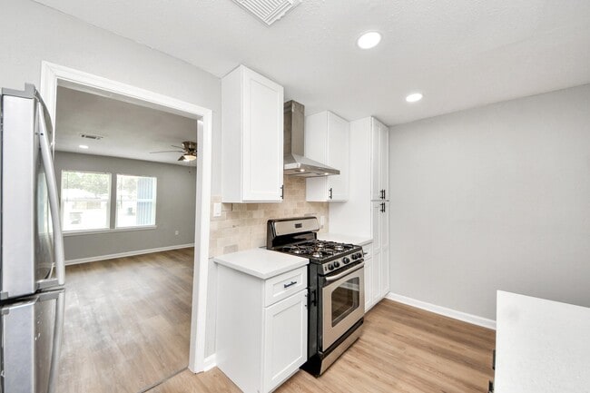 Building Photo - 710 Canary Cir