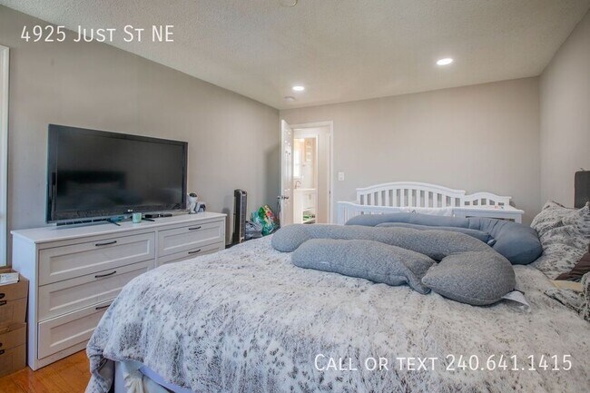 Building Photo - 4925 Just St NE