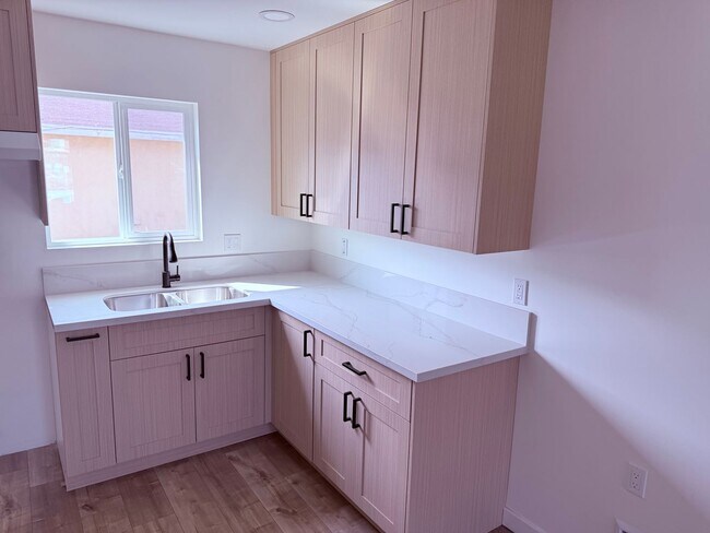 Building Photo - 1414-1412 N Hazard Ave