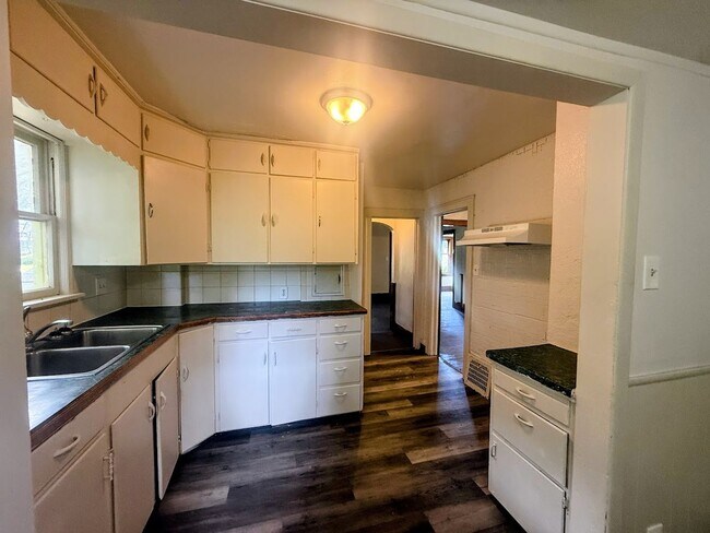 Building Photo - Four bedroom one bathroom home for rent
