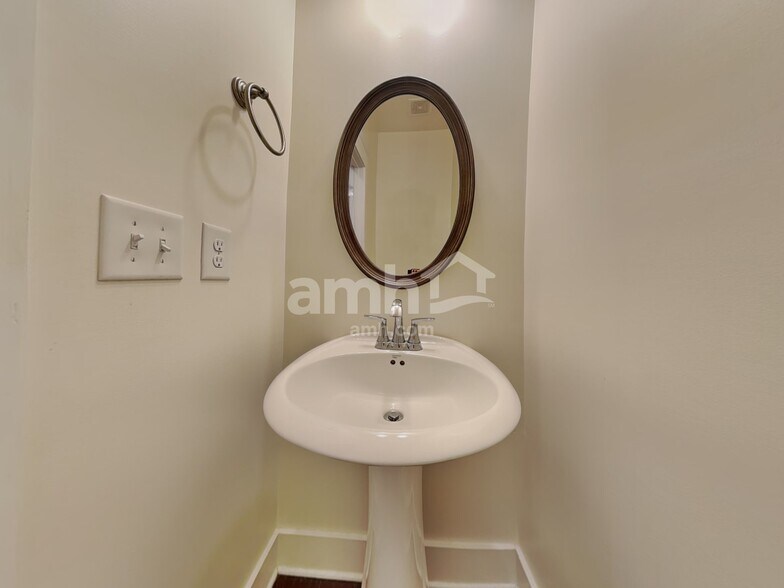 Building Photo - 1076 Adams Haven Bend