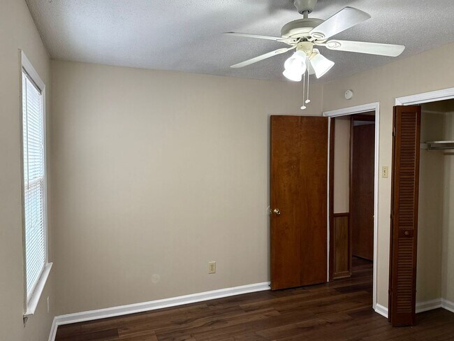 Building Photo - 2 Bedroom, 1 Bathroom Home