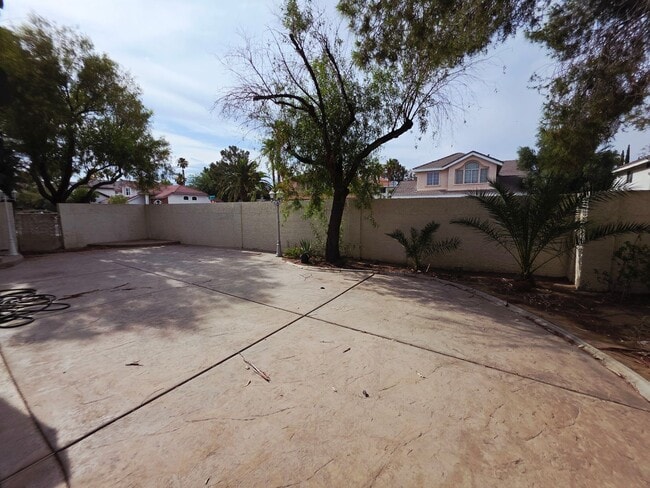 Building Photo - Single Story Home w/Pool in The Lakes!
